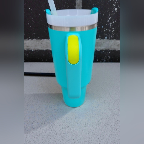 Stanley Tropical Teal Quencher H2.0 FlowState Tumbler - 40 oz - Picture 4 of 9